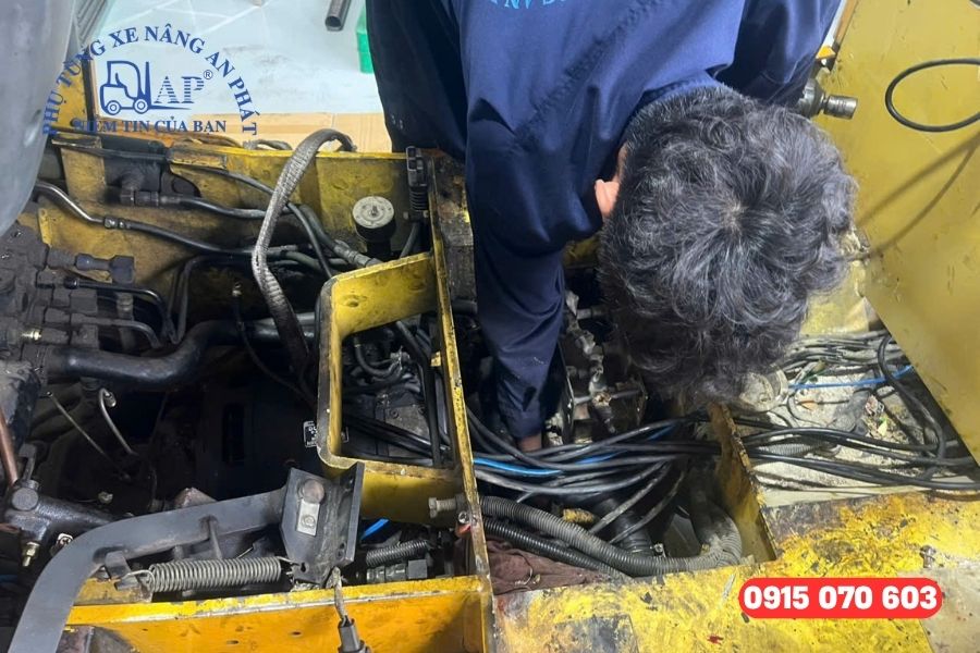 An Phát thực hiện bảo trì xe nâng điện Komatsu cho khách