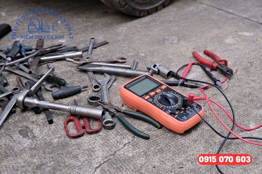 Kỹ thuật viên An Phát thực hiện kiểm tra cảm biến dòng điện cho xe nâng điện của khách