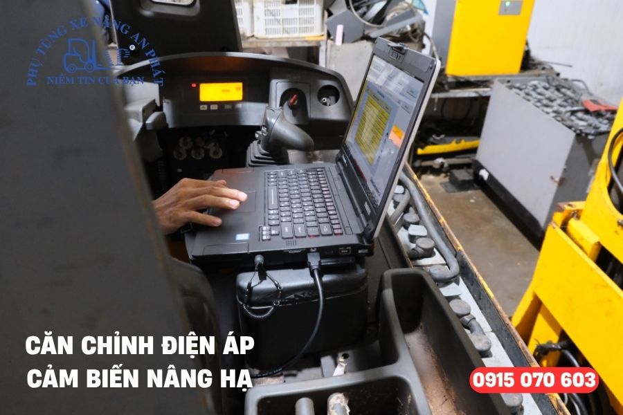 An Phát thực hiện căn chỉnh điện áp, lắp đặt cảm biến nâng hạ cho xe nâng của khách