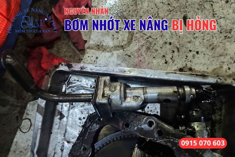 Kỹ thuật viên An Phát tìm nguyên nhân bơm nhớt xe nâng bị hỏng cho khách