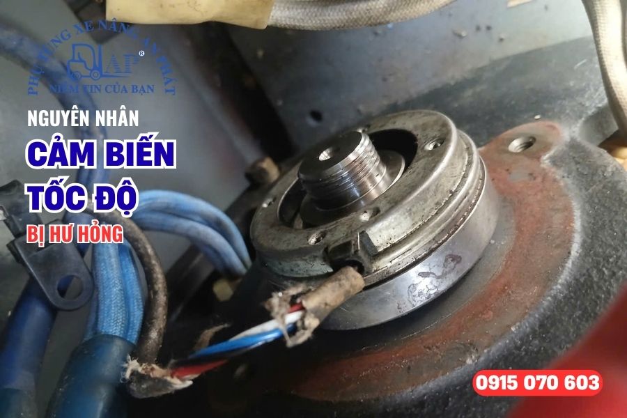 Môi trường làm việc nhiều dầu mỡ khiến cảm biến tốc độ xe nâng bị rỉ sét