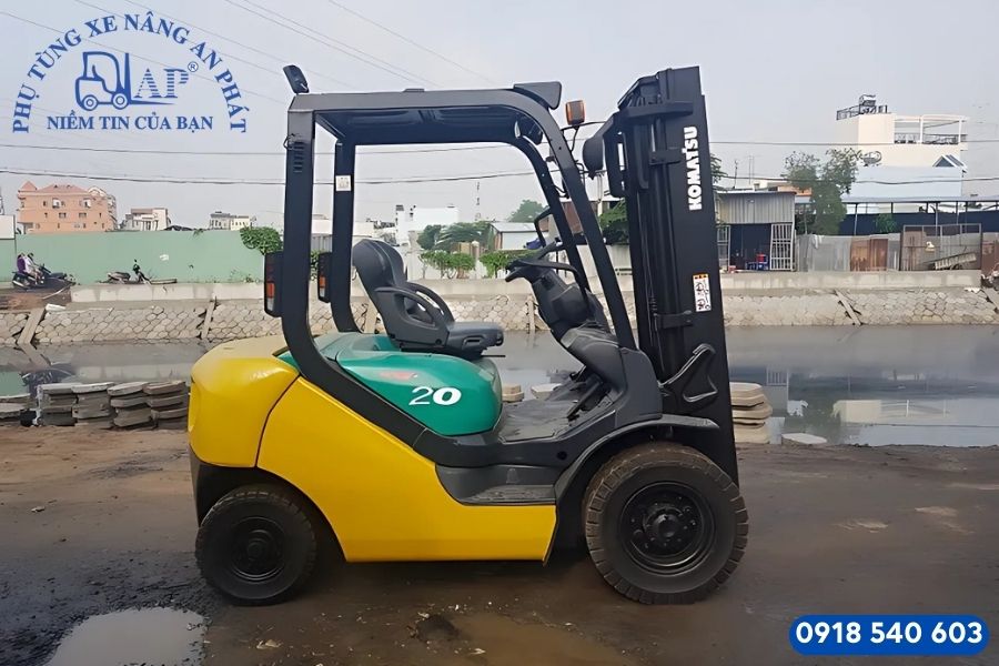 Xe nâng Komatsu làm việc ở địa hình ẩm ướt