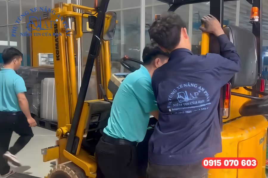 Kỹ thuật viên An Phát bàn giao xe cho khách sau khi sửa chữa xe nâng điện Komatsu