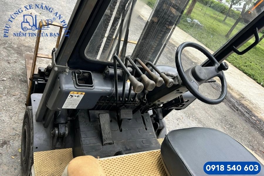 An Phát kiểm tra an toàn trước khi sửa chữa xe nâng điện TCM cho khách hàng