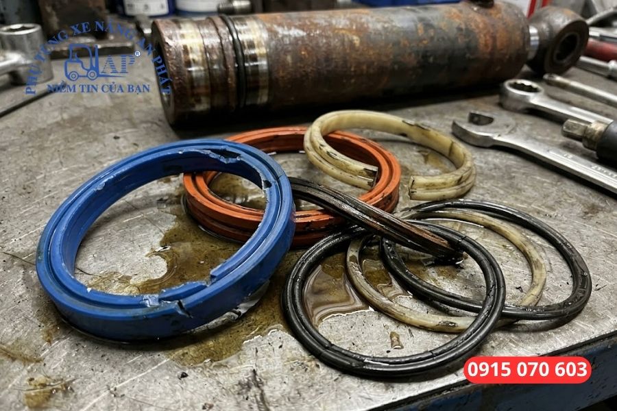 Bộ phớt xi lanh nâng cũ bị nứt gãy, hỏng hóc