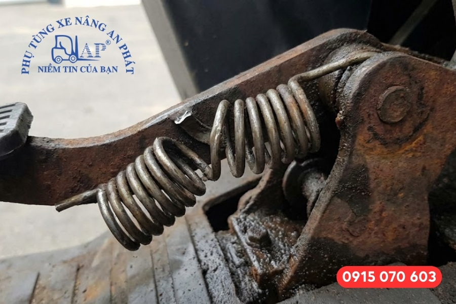 Dấu hiệu lò xo chân ga xe nâng bị hỏng hóc