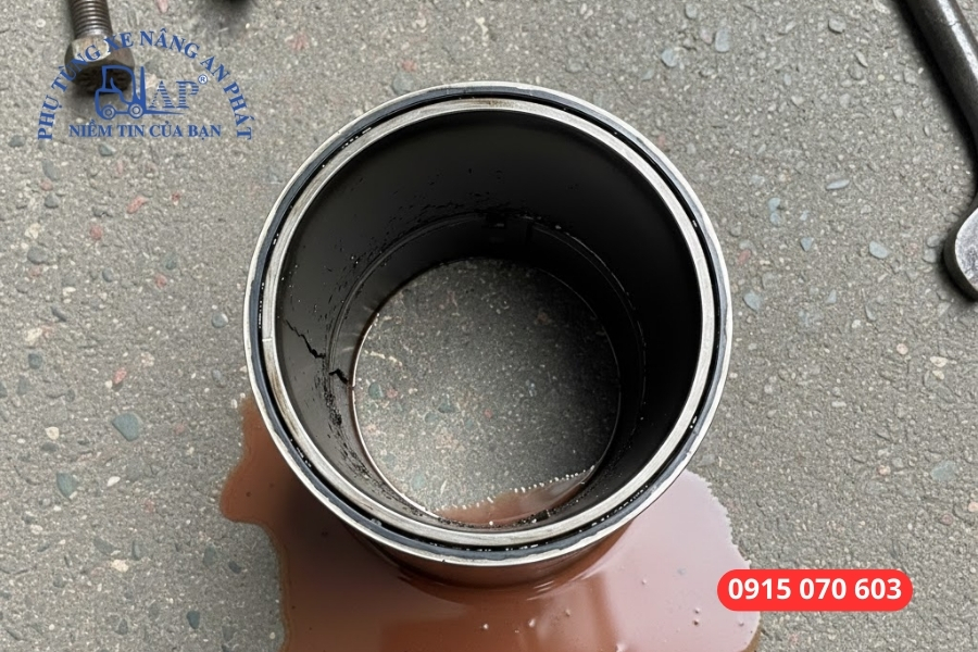 Ống lót xi lanh xe nâng bị hỏng hóc, cần thay mới